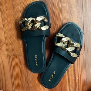 Black sandals with gold chain